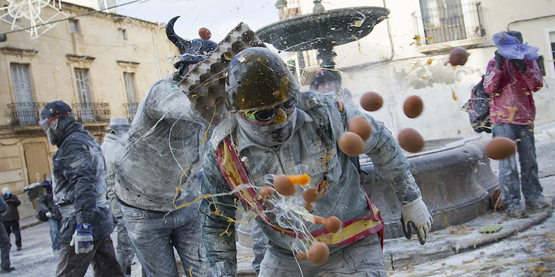 La battaglia degli infarinati di Ibi, in Spagna, il 28 dicembre 2017
(JAIME REINA/AFP/Getty Images)