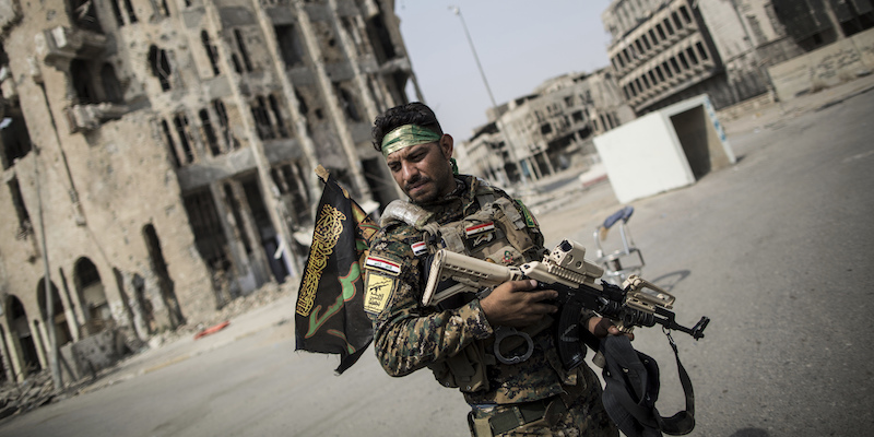 Un miliziano sciita a Mosul, in Iraq, il 21 settembre 2017 (Oliver Weiken/picture-alliance/dpa/AP Images