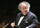 Il Metropolitan Opera House di New York ha sospeso il famoso direttore d'orchestra James Levine, accusato di molestie
