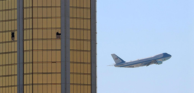 L'Air Force One con a bordo il presidente Trump lascia Las Vegas oltre le finestre rotte dell'hotel Mandalay Bay, da dove Stephen Paddock ha sparato sulla folla uccidendo 58 persone, il 4 ottobre 2017
(REUTERS/Mike Blake/LaPresse)