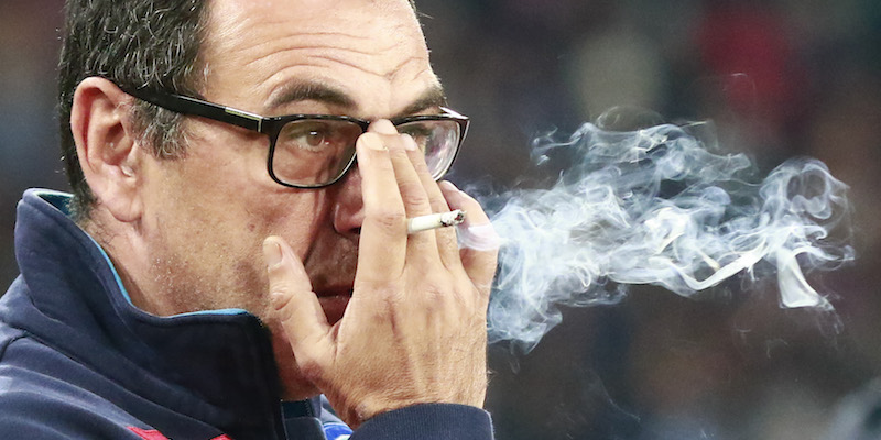 L'allenatore del Napoli Maurizio Sarri fuma una sigaretta a bordo campo (CARLO HERMANN/AFP/Getty Images)