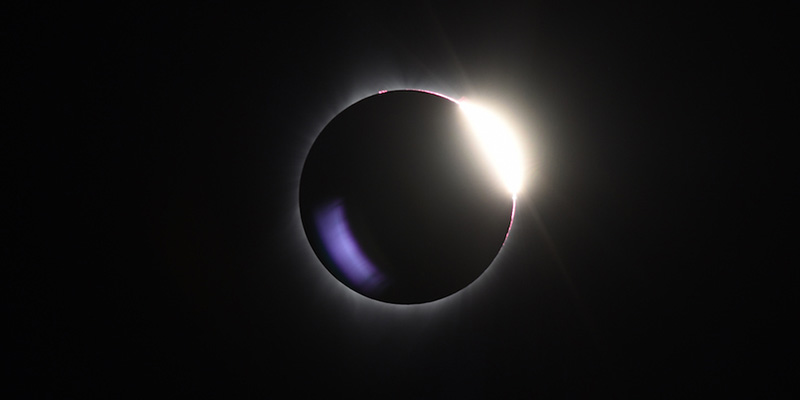 L'eclisse totale di Sole del 21 agosto scorso, fotografata nei pressi di Mitchell, città dell'Oregon, Stati Uniti (ROBYN BECK/AFP/Getty Images)