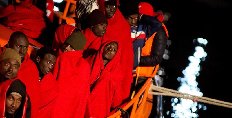 Migranti soccorsi nel Mare di Alborán, in una delle ultime operazioni di questi giorni, avvenuta nella notte di Natale: sono state salvate 54 persone a bordo di una piccola canoa, poi portate nel porto di Malaga
(EPA/DANIEL PEREZ)
