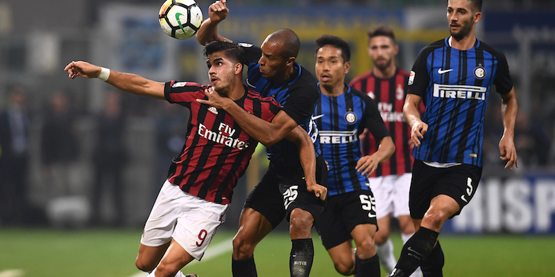 Andre Silva contrastato da Joao Miranda nel derby di campionato fra Milan e Inter (MARCO BERTORELLO/AFP/Getty Images)