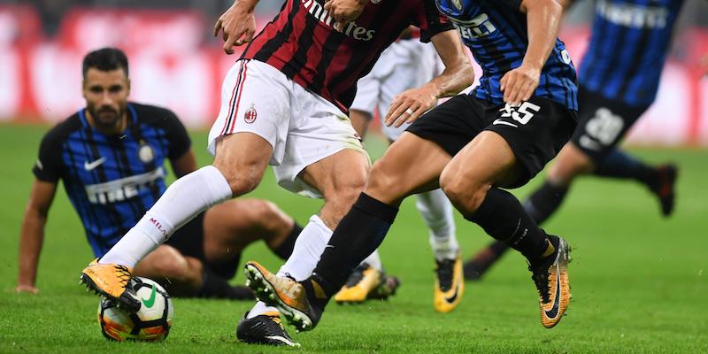 Fabio Borini e Yuto Nagatomo nel derby di andata in campionato, vinto dall'Inter 3-2 (Xinhua/Alberto Lingria)