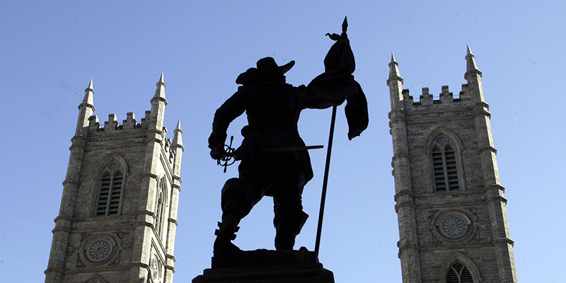 La Basilica di Notre-Dame di Montréal con la statua in primo piano di Paul Chomedey de Maisonneuve, primo governatore della città (TIMOTHY A. CLARY/AFP/Getty Images)