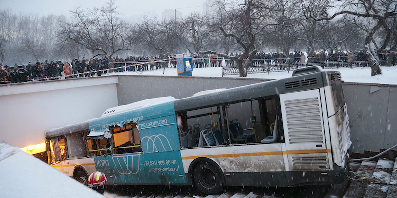 L'autobus nel sottopassaggio a Mosca, il 25 dicembre 2017 (AP Photo/Ivan Sekretarev)