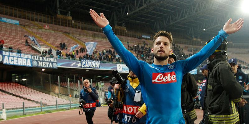 Dries Mertens festeggia con i tifosi del Napoli la vittoria contro lo Shakhtar Donetsk in Champions League (CARLO HERMANN/AFP/Getty Images)