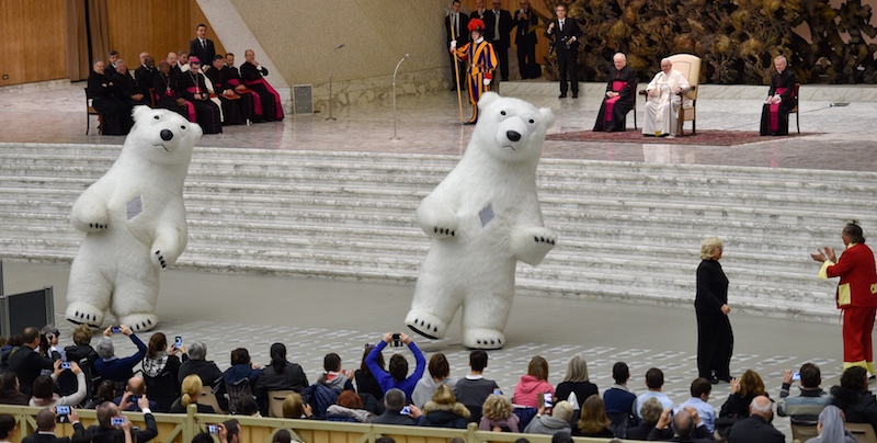 Due acrobati vestiti da orsi polari ballano davanti al Papa, all'udienza generale del mercoledì, 27 dicembre 2017
(ANDREAS SOLARO/AFP/Getty Images)