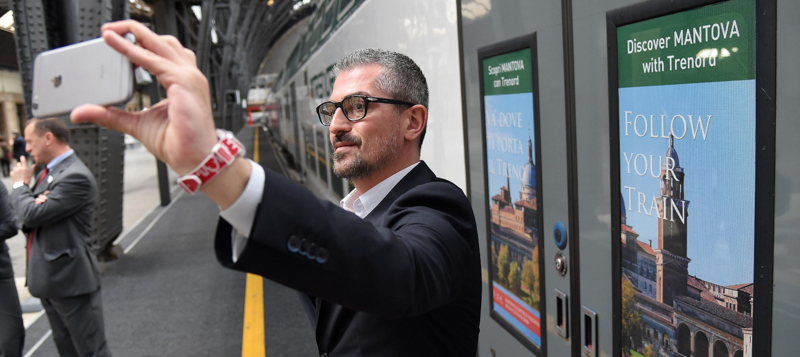 Il sindaco di Mantova Mattia Palazzi in stazione Centrale per la conferenza stampa Mantova Capitale Italiana della Cultura 2016, Milano, 17 maggio 2016. ANSA/DANIEL DAL ZENNARO