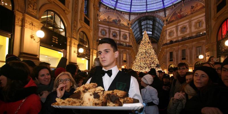 Il panettone più grande d'Europa tagliato e servito a milanesi e turisti in Galleria Vittorio Emanuele a Milano, 17 ducembre 2017
(LaPresse - Vince Paolo Gerace)