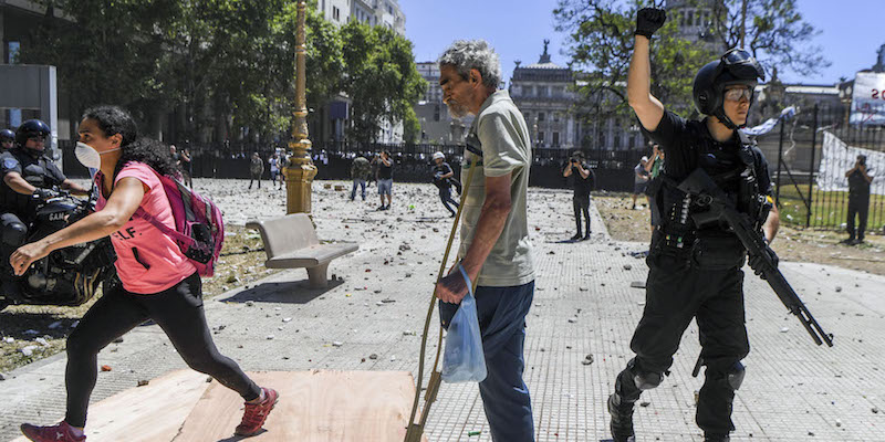 Le proteste contro la riforma delle pensioni a Buenos Aires, 18 dicembre 2017
(EITAN ABRAMOVICH/AFP/Getty Images)