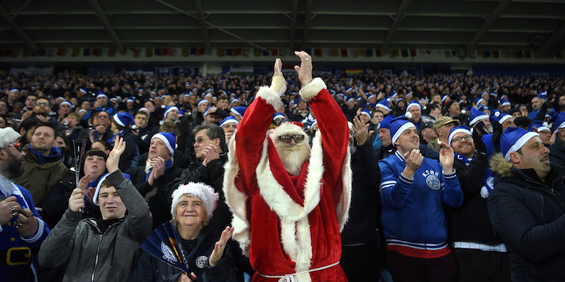 Un tifoso del Leicester vestito da babbo natale (Michael Regan/Getty Images)