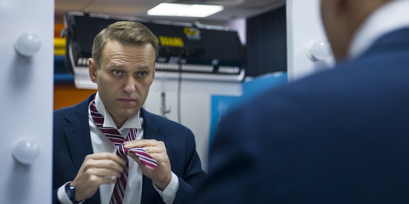 Alexei Navalny prima di un'intervista con Associated Press a Mosca, 18 dicembre 2017 (AP Photo/Alexander Zemlianichenko)