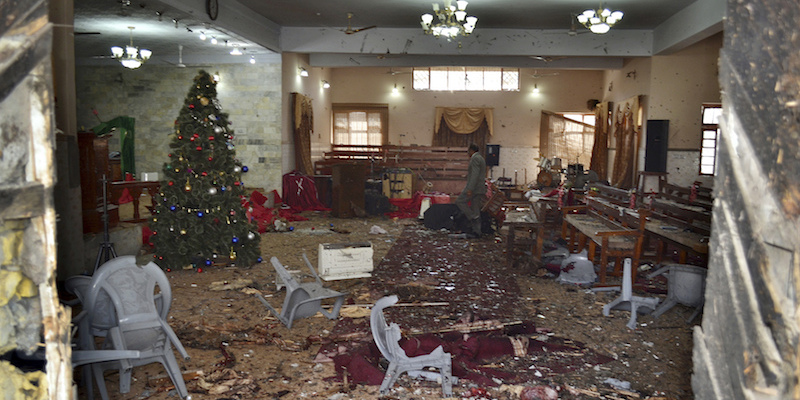 L'ingresso della chiesa di Quetta, in Pakistan, dopo che un attentatore suicida si è fatto esplodere, il 17 dicembre 2017 (AP Photo/Arshad Butt)