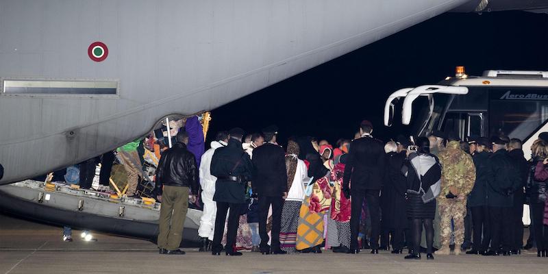 L'arrivo all'aeroporto di Pratica di Mare di alcuni dei rifugiati messi in salvo dalla Libia dall'UNHCR, il 22 dicembre 2017 (ANSA/MASSIMO PERCOSSI)