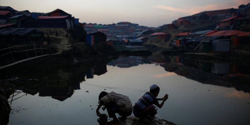 Ragazzi rohingya si lavano prima della messa serale nel campo profughi di Balukhali, vicino a Cox's Bazar, in Bangladesh, 20 dicembre 2017
(REUTERS/Alkis Konstantinidis/LaPresse)