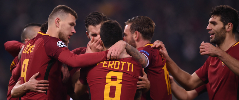 I giocatori della Roma dopo il gol di Diego Perotti. (FILIPPO MONTEFORTE/AFP/Getty Images)