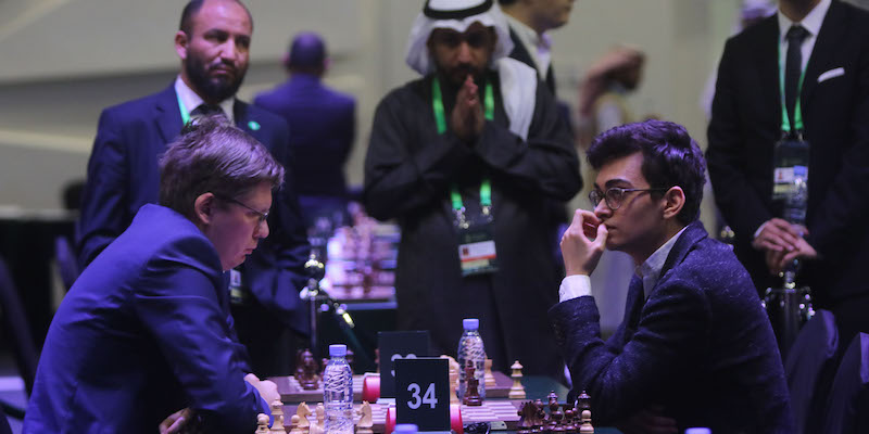 Il turco Sanal Vehab, a destra, e il russo Malakov Vladimir durante una gara del torneo di scacchi in Arabia Saudita, il 26 dicembre 2017 (Salah Malkawi/ Getty Images)