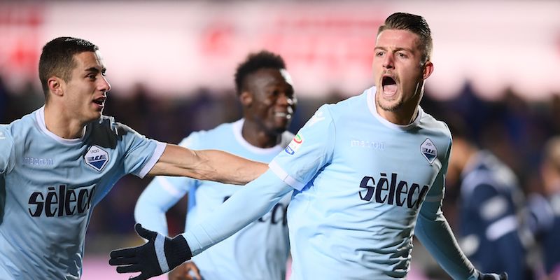 Sergej Milinkovic-Savic esulta dopo il secondo gol segnato all'Atalanta domenica sera (MARCO BERTORELLO/AFP/Getty Images)