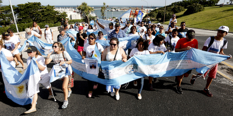 Una manifestazione di protesta delle famiglie dei 44 membri dell'equipaggio del sottomarino scomparso davanti alla base navale di Mar del Plata, in Argentina, il 15 dicembre 2017 (AP Photo/Vicente Robles)
