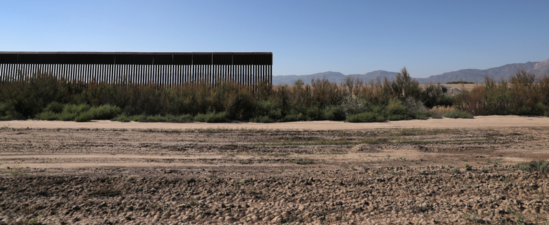 Un tratto della barriera che separa il Texas dal Messico, interrotta per via del passaggio di un fiume. (John Moore/Getty Images)