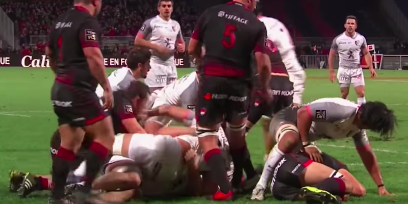 Il video del rugbista del Tolosa che protegge con il proprio corpo un avversario infortunato