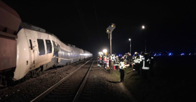 Due treni si sono scontrati vicino a Düsseldorf, in Germania: ci sono cinque feriti