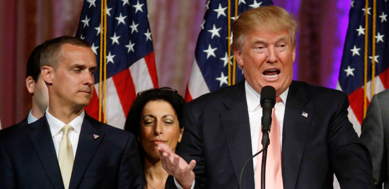 Corey Lewandowski con Donald Trump durante la campagna elettorale. (AP Photo/Gerald Herbert, File)