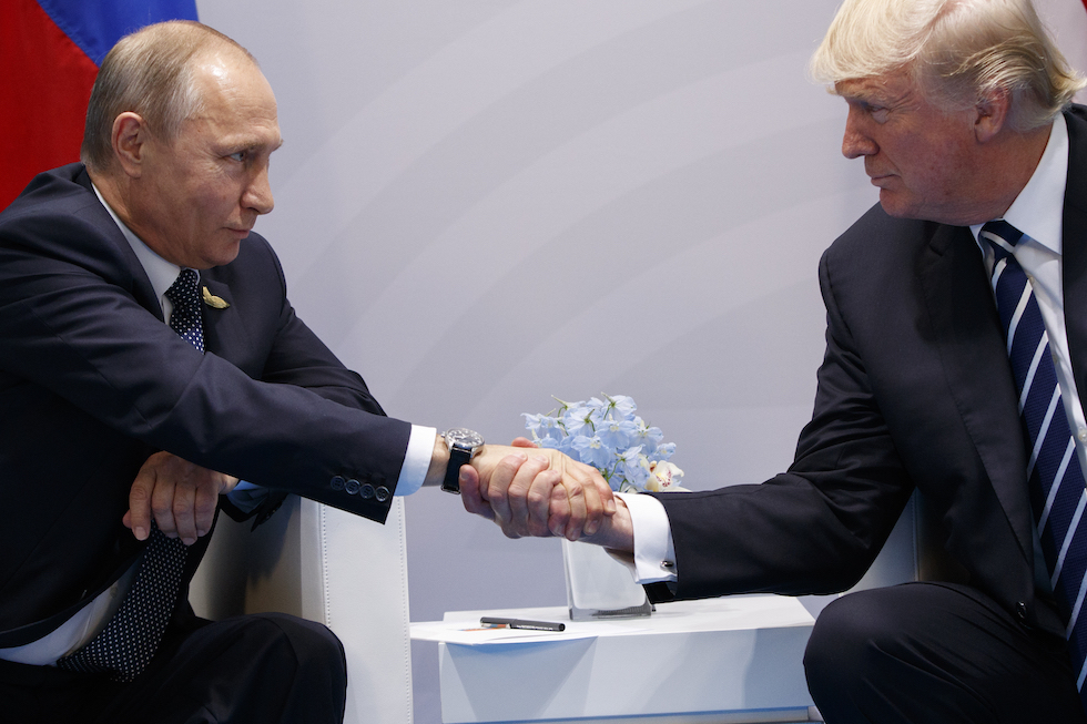 La stretta di mano tra Donald Trump e il presidente russo Vladimir Putin durante il loro incontro al G20 di Amburgo, in Germania, il 7 luglio
(AP Photo/Evan Vucci, File)