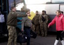 In Ucraina è in corso il più grande scambio di prigionieri dall'inizio della guerra, nel 2014, tra ribelli filo-russi e governo ucraino