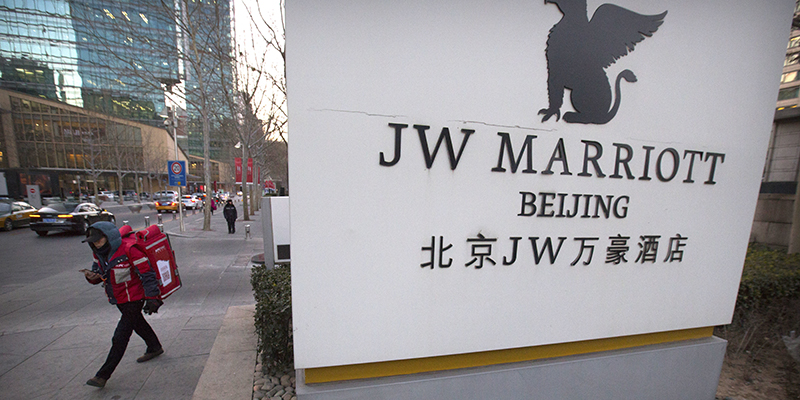 L'ingresso di un hotel della catena Marriott a Pechino (AP Photo/Mark Schiefelbein)
