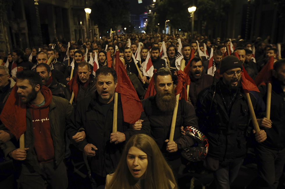 Le proteste organizzate dai sindacati fuori dal parlamento di Atene, 15 gennaio 2018
(AP Photo/Thanassis Stavrakis)