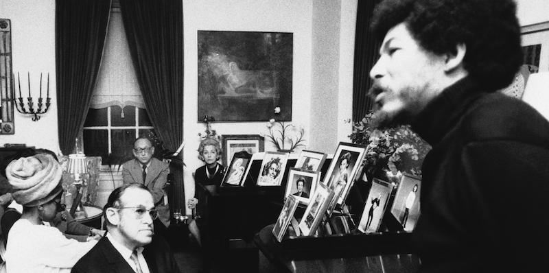 Donald Lee Cox delle Pantere Nere a un cocktail party organizzato da Leonard Bernstein a New York nel 1970. (AP Photo)