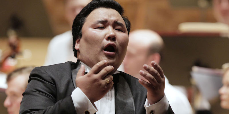 Il baritono mongolo Enkhbat Amartuvshin a San Pietroburgo, in Russia, il2 luglio 2011 (AP Photo/Dmitry Lovetsky)