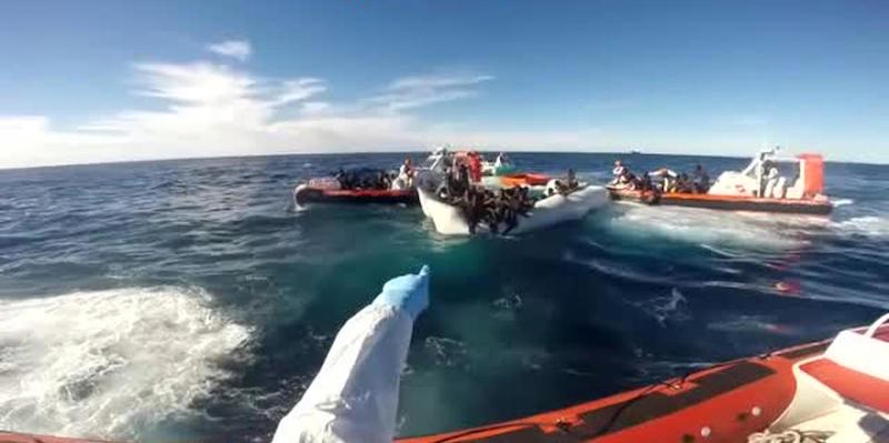 Uno screenshot tratto da un video della Guardia Costiera che mostra le operazioni di soccorso effettuate dalla nave Diciotti il 6 gennaio 2018 
ANSA/ UFFICIO STAMPA)