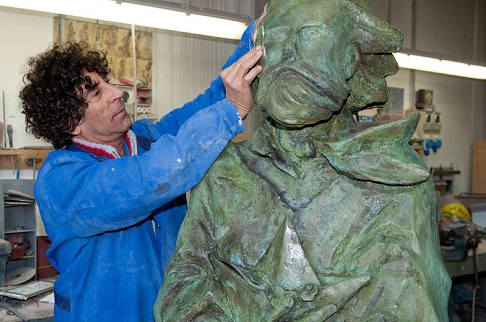 Il busto di Giuseppe Garibaldi con Giampaolo Talani al lavoro, 3 luglio 2013
(ANSA)