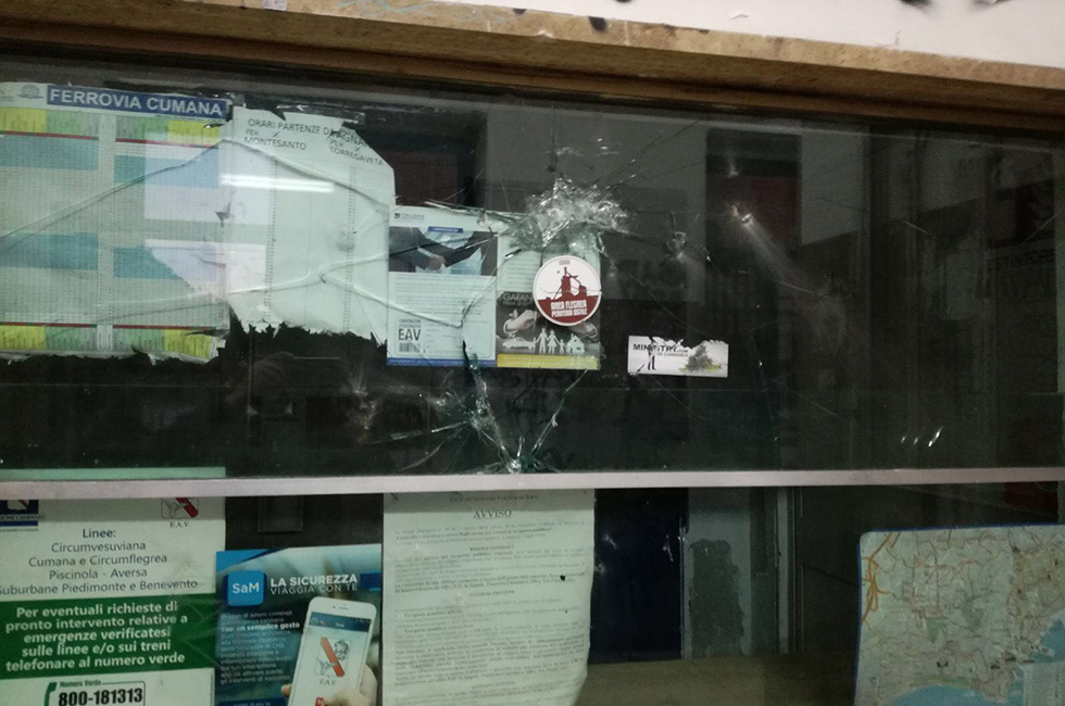 II vetro di una biglietteria della stazione dei treni di Napoli danneggiato dal lancio di sassi, 20 gennaio 2018 (ANSA Foto)