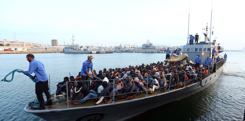 Un gruppo di migranti soccorso dalla Guardia costiera libica arriva nel porto di Tripoli, 26 maggio 2017 (MAHMUD TURKIA/AFP/Getty Images)