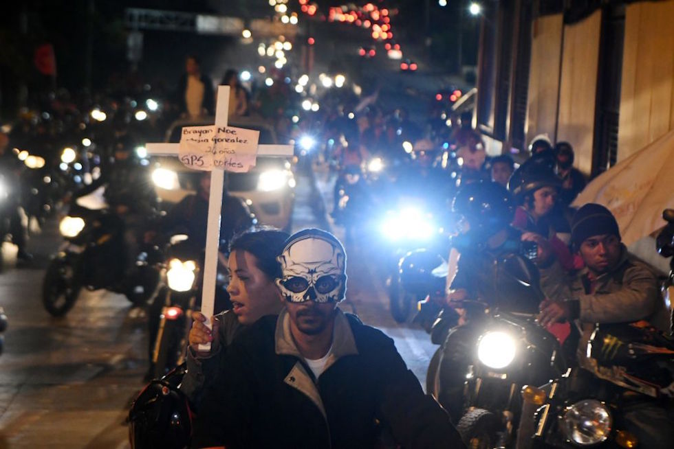 Sostenitori del candidato dell'opposizione honduregno Salvador Nasralla manifestano contro il presidente Juan Orlando Hernandez nel giorno dell'inaugurazione presidenziale a Tegucigalpa
(ORLANDO SIERRA/AFP/Getty Images)