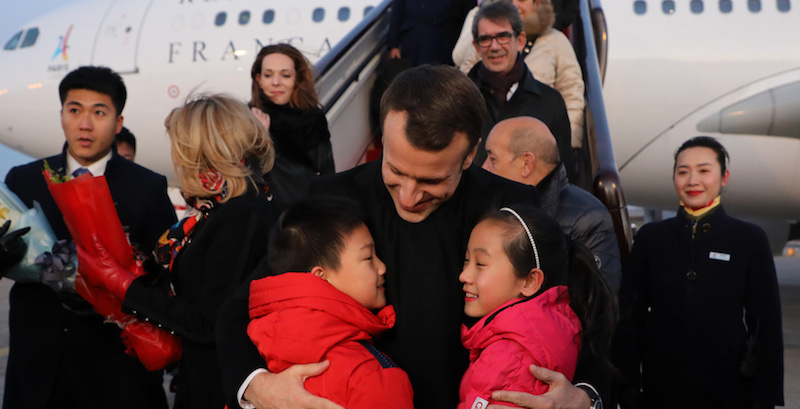 Emmanuel Macron e la moglie Brigitte accolti all'aeroporto di Pechino, 8 gennaio 2018
(LUDOVIC MARIN/AFP/Getty Images)