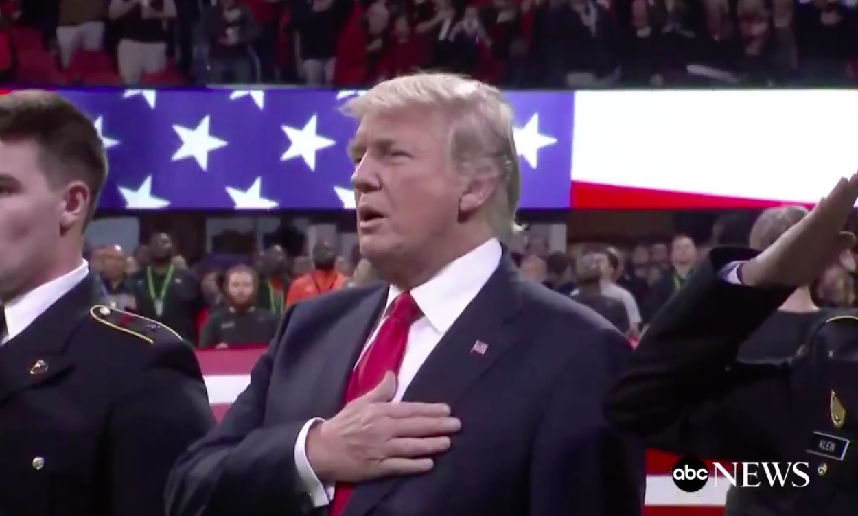 Trump si è dimenticato l’inno americano a una partita di football?
