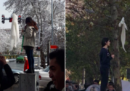 Una donna è stata arrestata a Teheran dopo essersi tolta il velo e avere protestato contro il regime