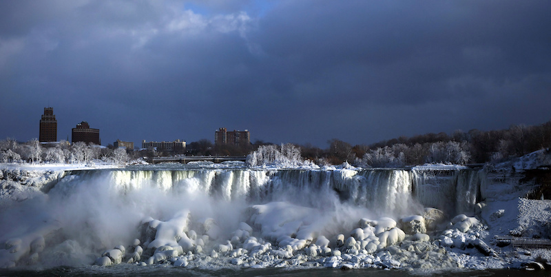 Le American Falls, una delle tre Cascate del Niagara, viste dall'Ontario, Canada, 2 gennaio 2018
(Aaron Lynett/The Canadian Press via AP)