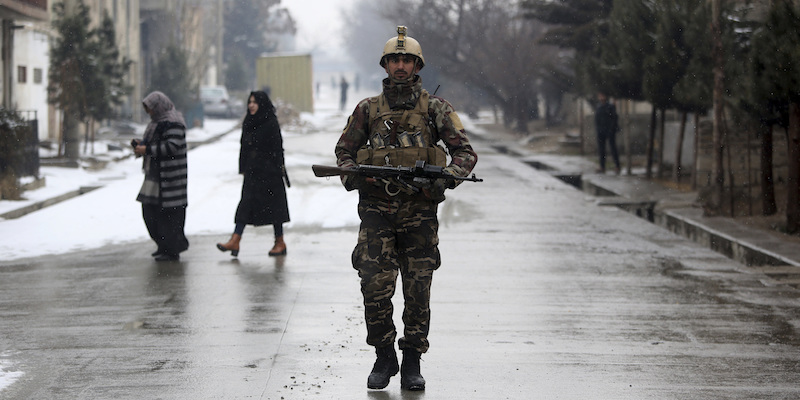 Un soldato afghano a Kabul (AP Photo/Rahmat Gul)