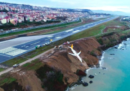 La foto dell'aereo finito sulla scogliera di una spiaggia a Trebisonda, in Turchia