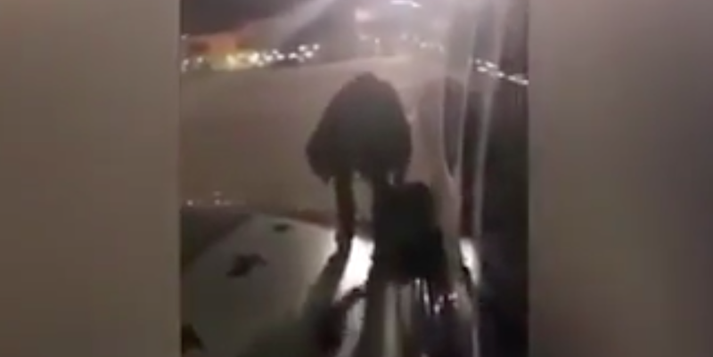 Un tizio è sceso dal suo aereo Ryanair passando per l’ala