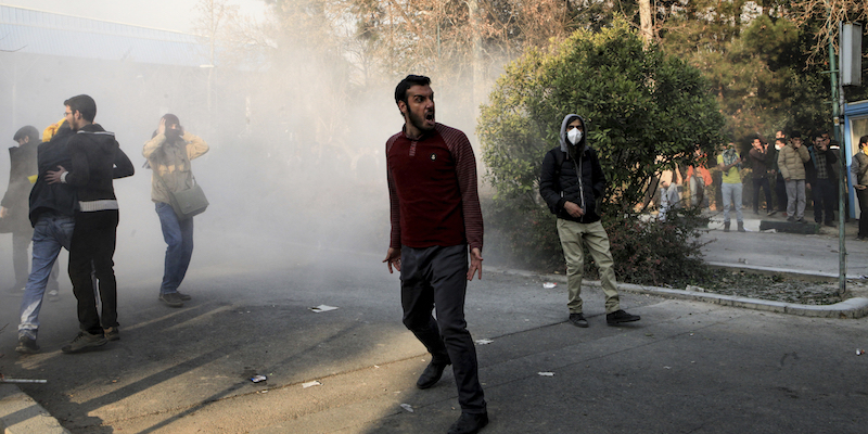 Una manifestazione nei pressi dell'università di Teheran sabato 30 dicembre (AP Photo)