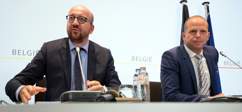 Il primo ministro belga Charles Michel, a sinistra, con il ministro per l'Immigrazione Theo Francken. (BENOIT DOPPAGNE/AFP/Getty Images)