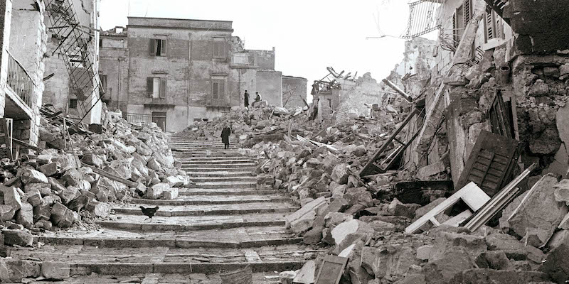 Via Cavour a Gibellina, in Sicilia, dopo il terremoto della valle del Belice nel gennaio 1968
(ANSA)